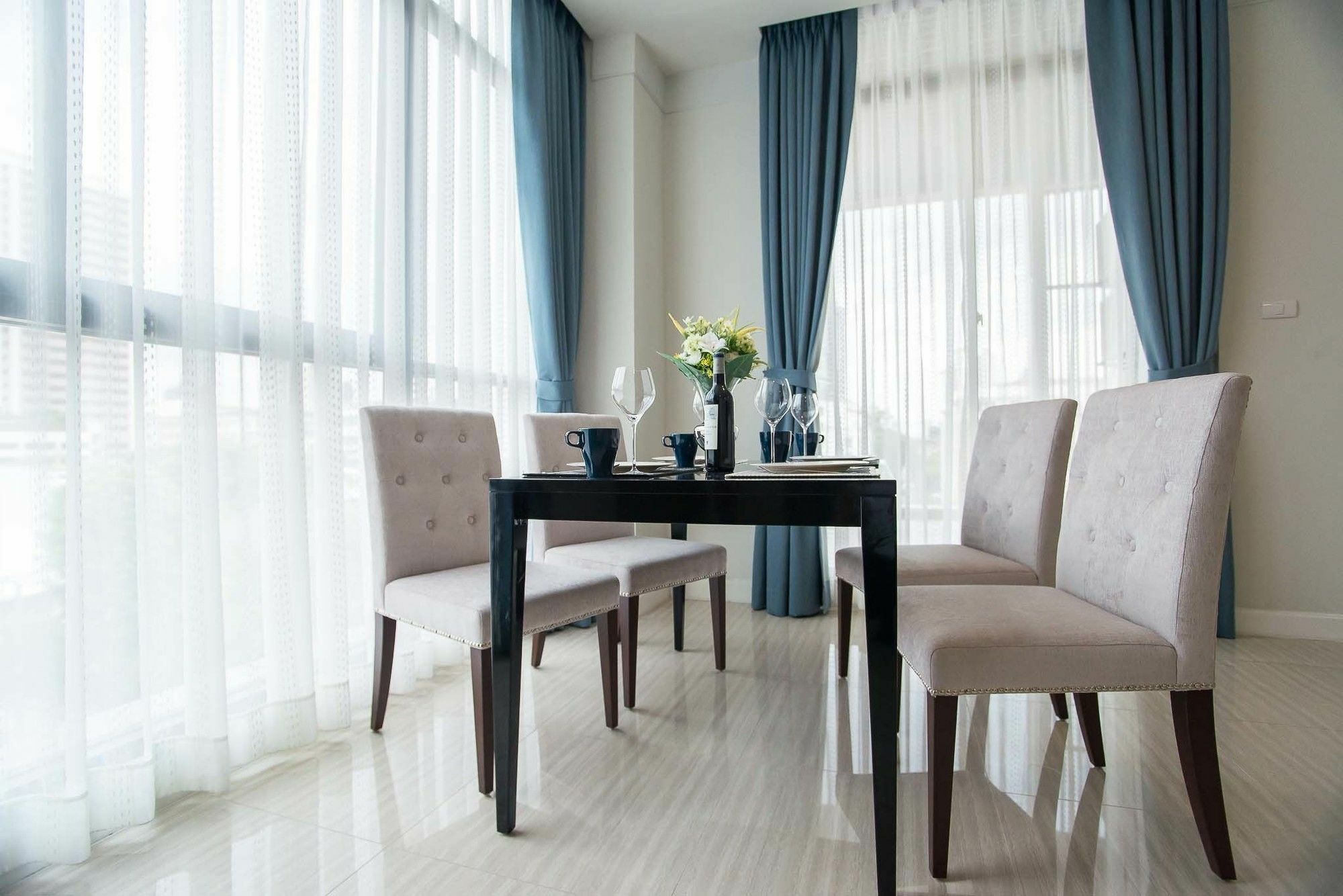Metropolis Suites Bangkok, Tapestry Collection By Hilton Exterior photo